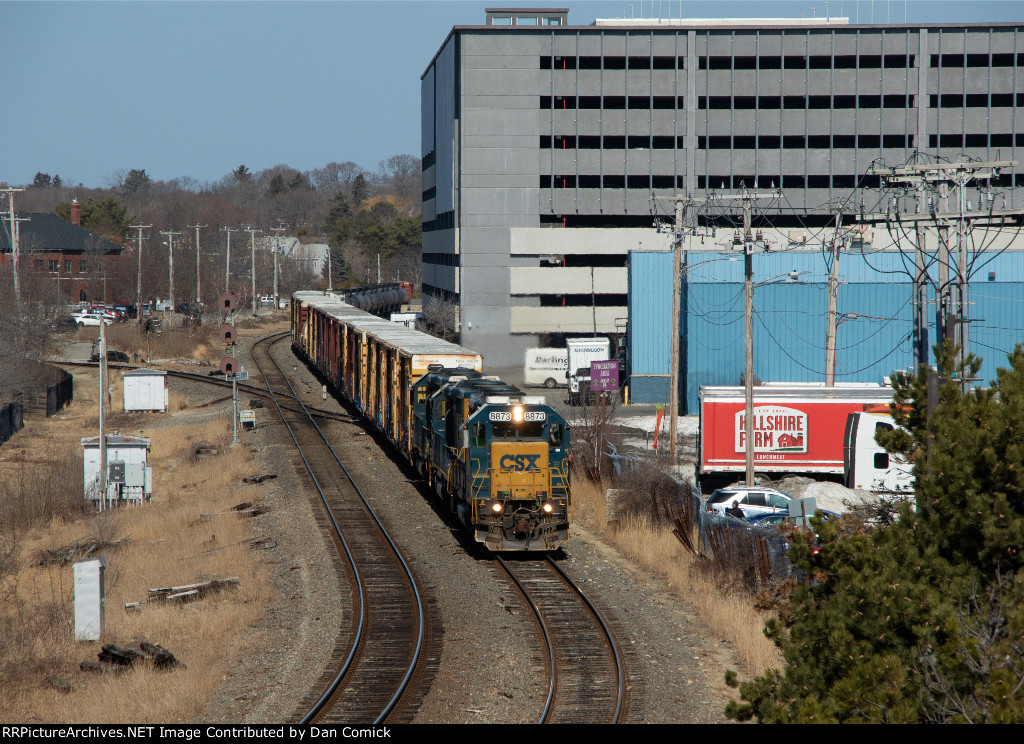 CSXT 8873 Leads L070 into Portland